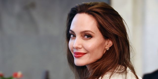Angelina Jolie Sudah Beberapa Kali Berkencan Semenjak Cerai [ 321 x 640 Pixel ]