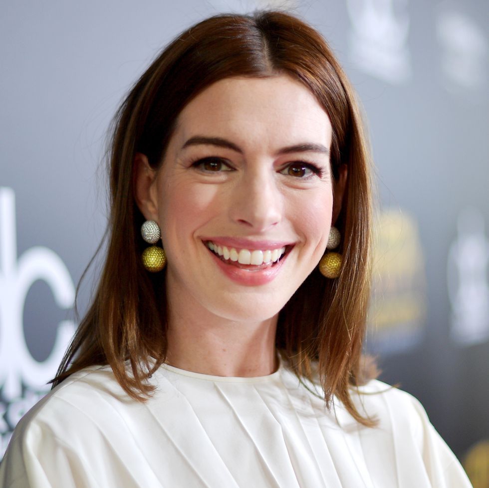 Anne Hathaway Potong Rambut Pendek untuk Musim Panas 2019