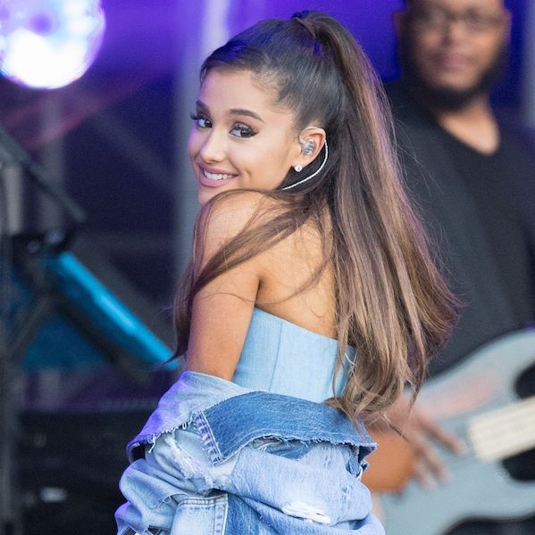Ariana Grande Bagikan Foto Rambut Keriting Alami Miliknya
