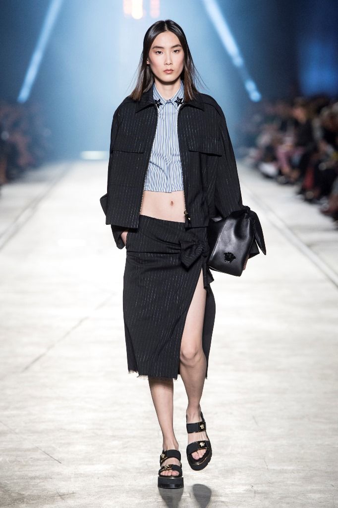 8 Tampilan Modern ala Versace