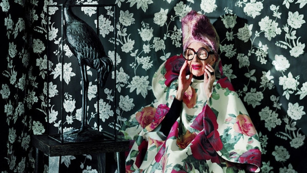 Iris Apfel Mendesain Wearable Technology