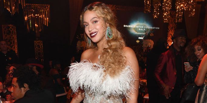 Beyoncé Kenakan Gaun Bulu Roberto Cavalli yang Seksi!