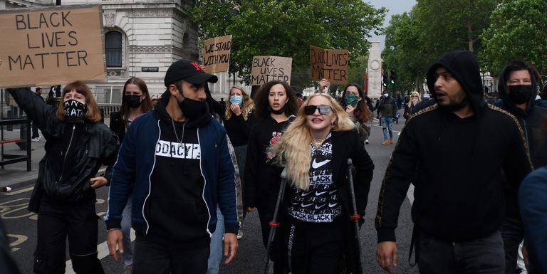 Madonna Ikut Demonstrasi Meski Sedang Cedera