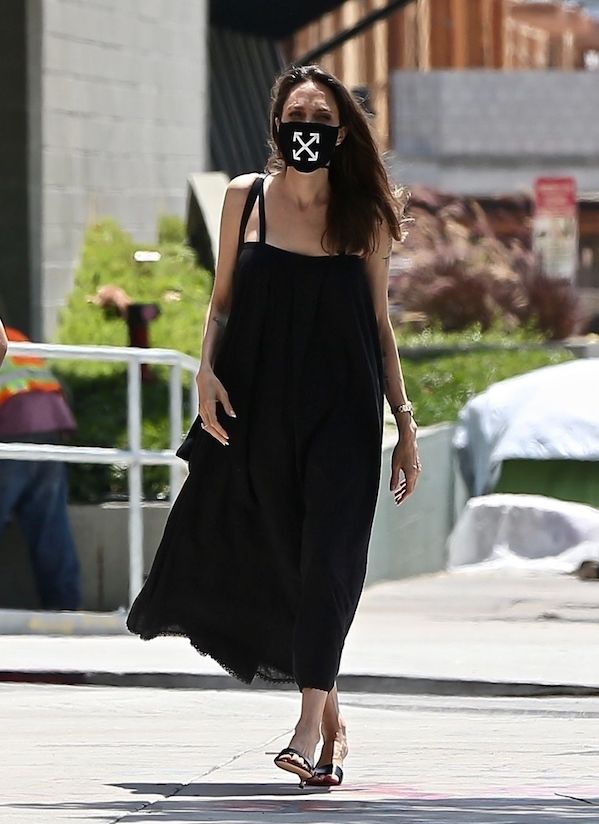 Angelina Jolie Terlihat Kenakan Masker dari Brand Off-White