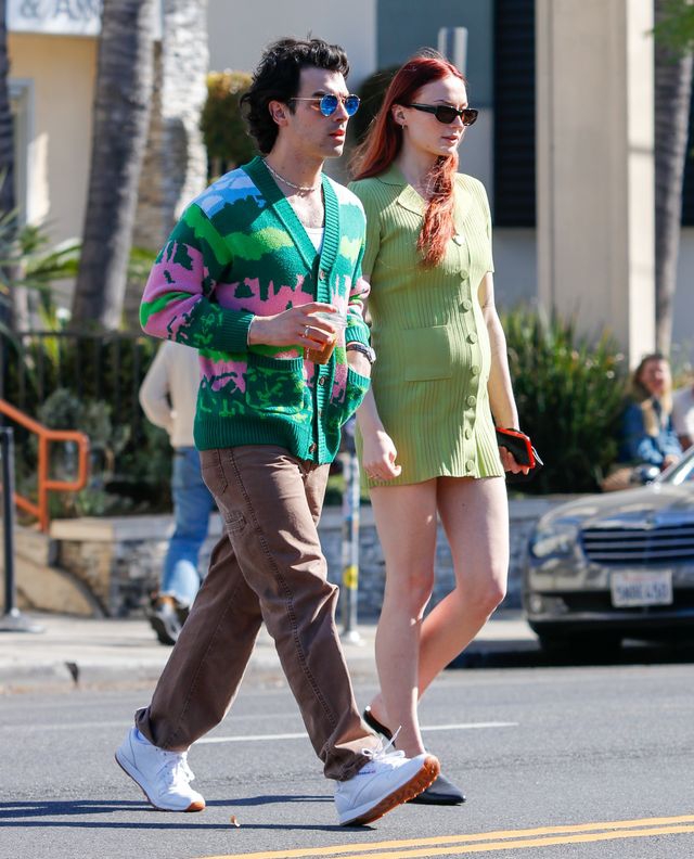 (Joe Jonas dan Sophie Turner terlihat di jalanan Los Angeles di bulan Februari.)