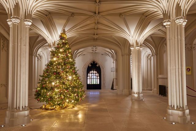 Pohon Natal lain dipajang, penuh hiasan, untuk menyambut para pengunjung di Inner Hall.