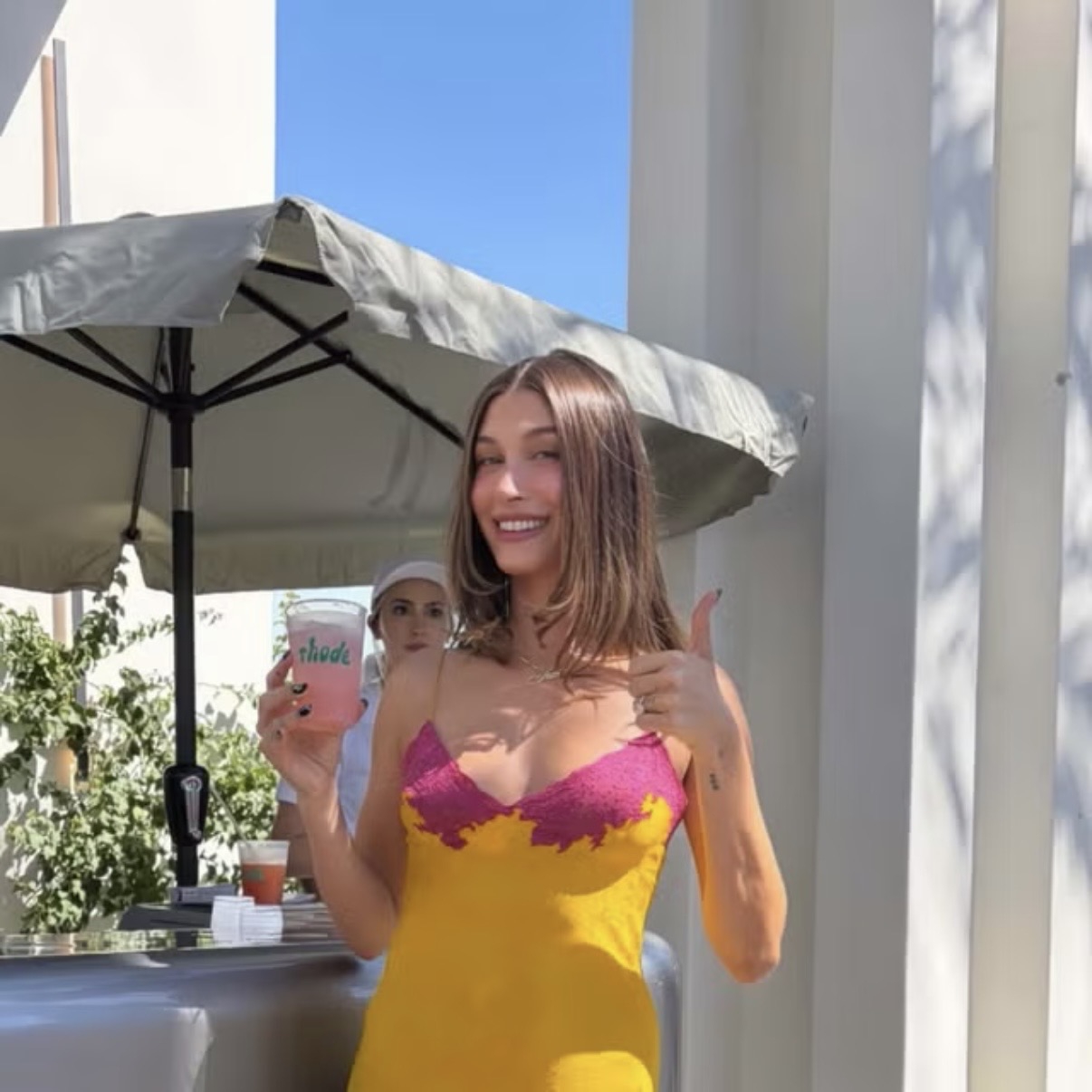 Hailey Bieber Bawa Dior Era John Galliano ke Coachella dengan Slip Dress Pink & Kuning