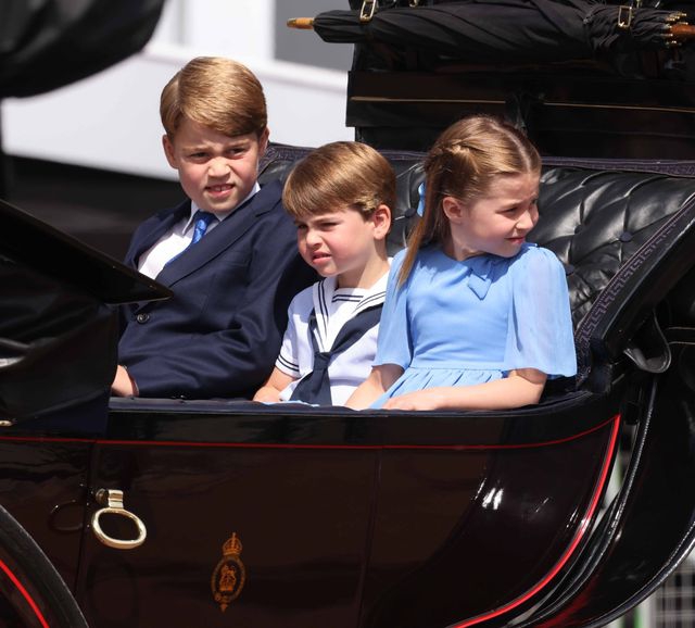 (Pangeran Louis naik kereta bersama saudara kandungnya, Pangeran George dan Putri Charlotte di acara Trooping the Colour 2022.)