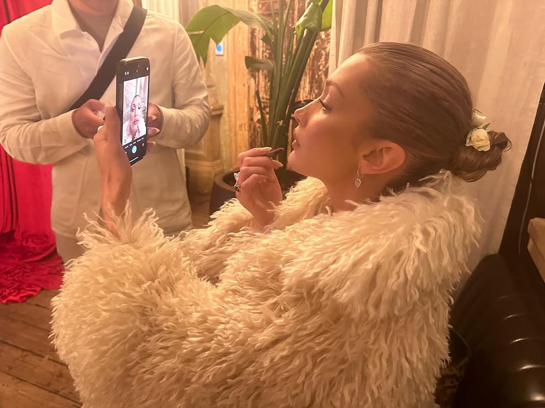 Bella Hadid Tampil Memukau dalam Set Lateks Putih Ketat