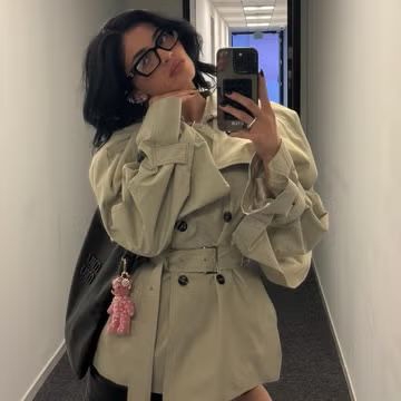 Kylie Jenner Menampilkan Gaya Mengantor dengan Kacamata Miu Miu yang Chic