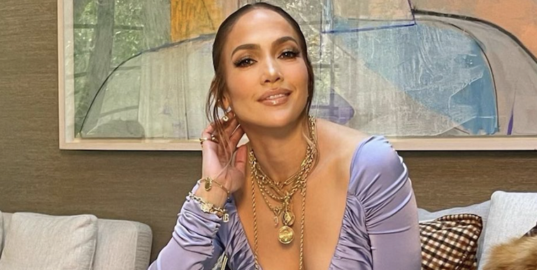 J.Lo Tampil dalam Atasan Berwarna Lavender dan Celana Denim High-Waisted Bernuansa Retro