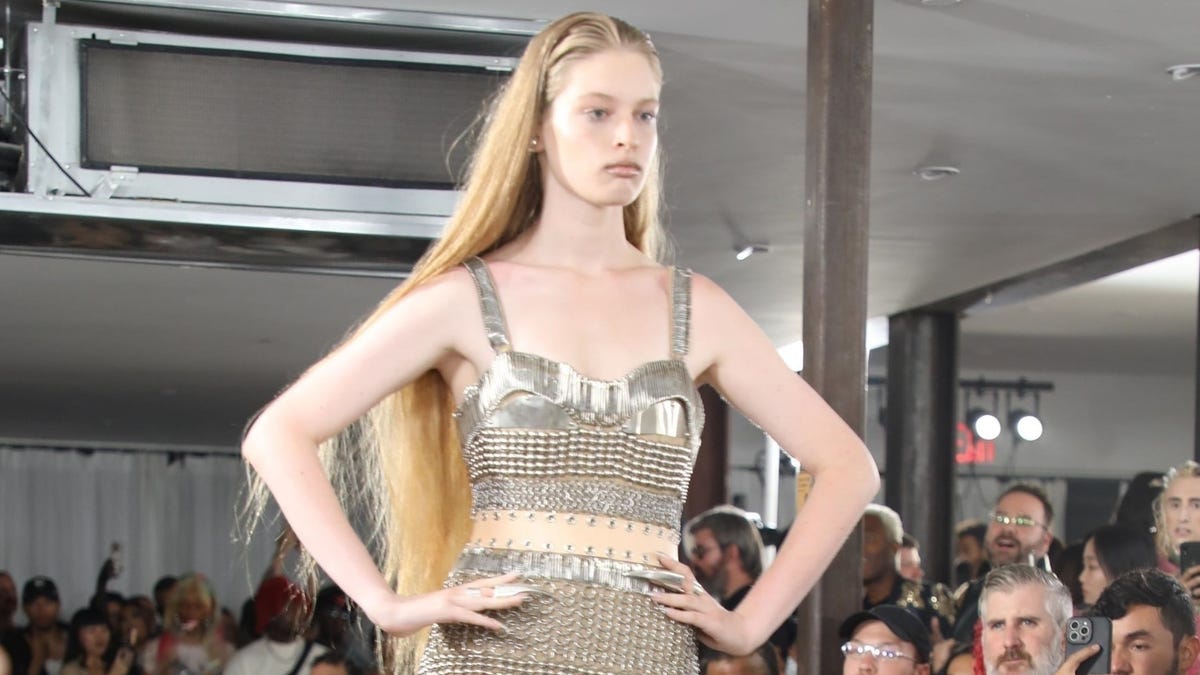 Vivian Wilson, Anak Elon Musk, Resmi Debut Sebagai Model di New York Fashion Week