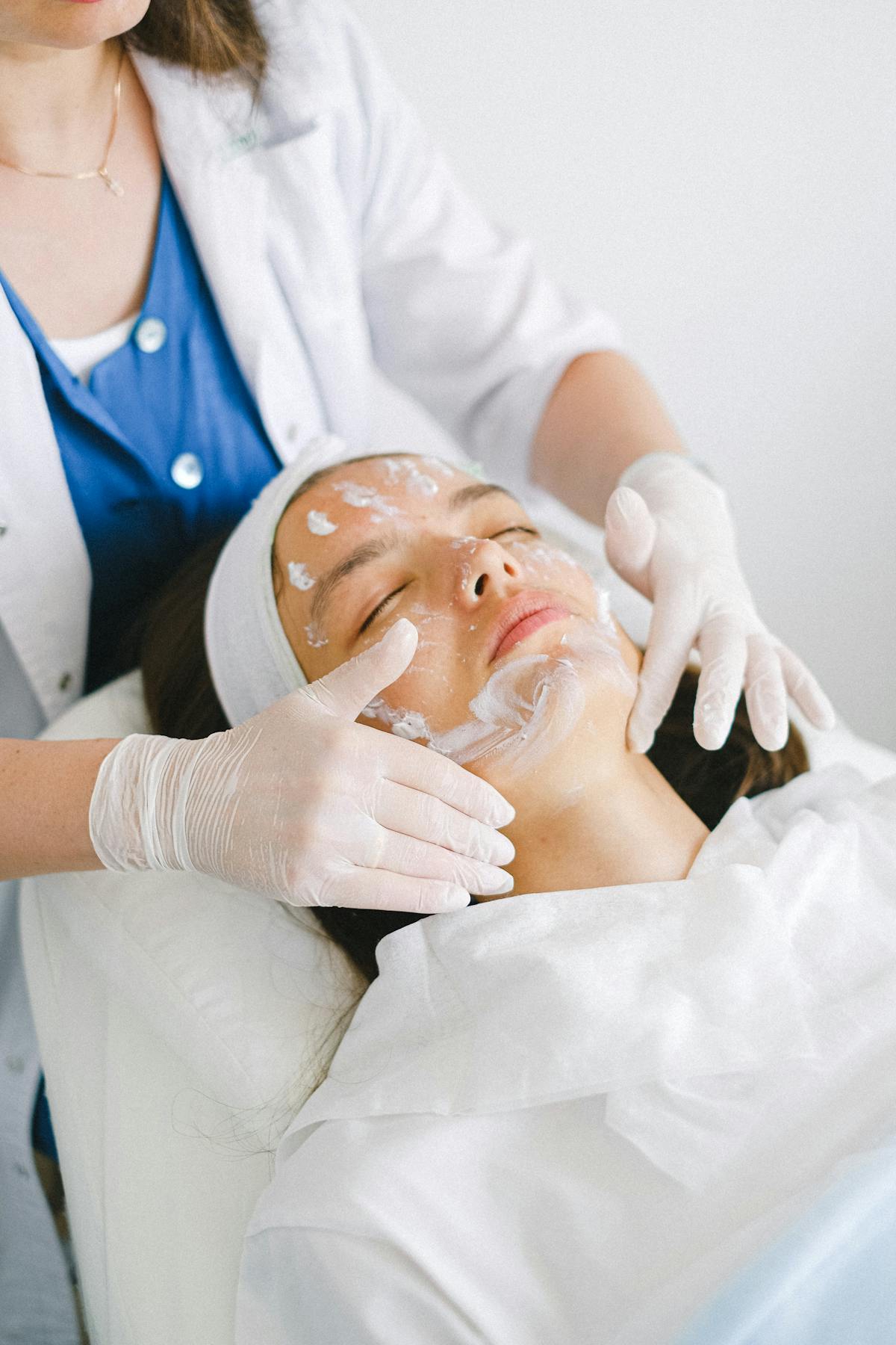 TREATMENT DI KLINIK KECANTIKAN UNTUK KULIT YANG TAMPAK MUDA