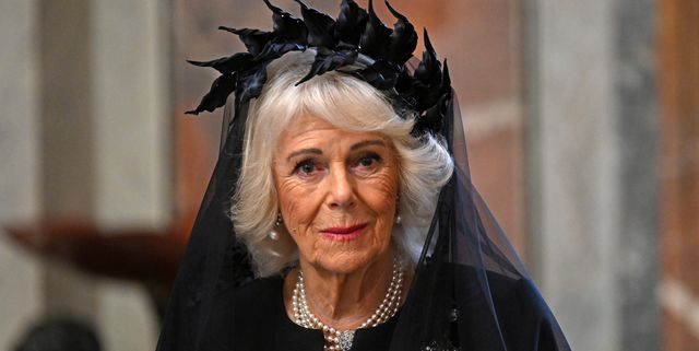 Ratu Camilla Kenakan Leafy Mantilla Saat Bertemu Paus dalam Momen Bersejarah Kerajaan