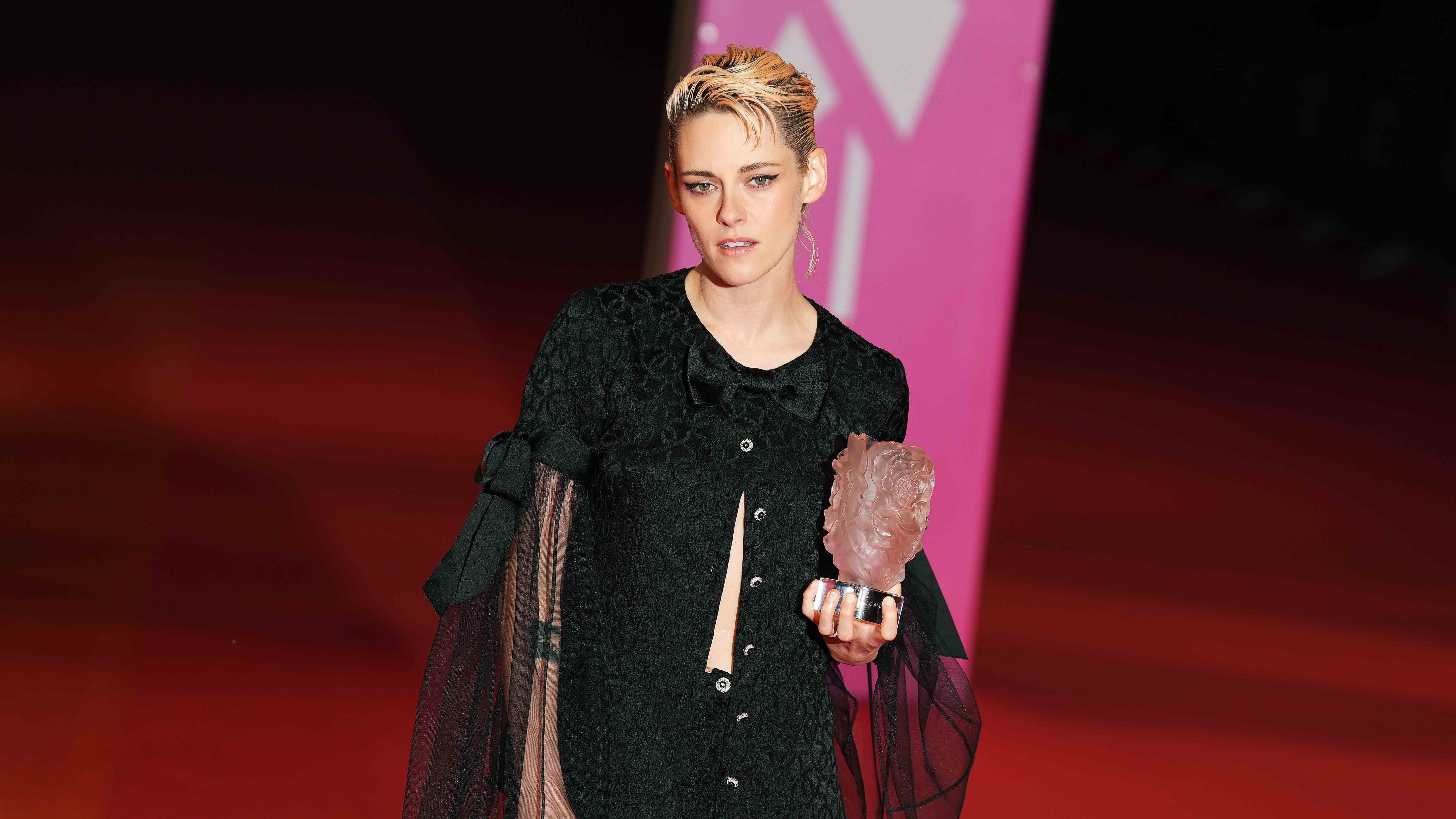 Kristen Stewart Mengenakan Tiga Tampilan Chanel Berbeda di Deauville American Film Festival 2025