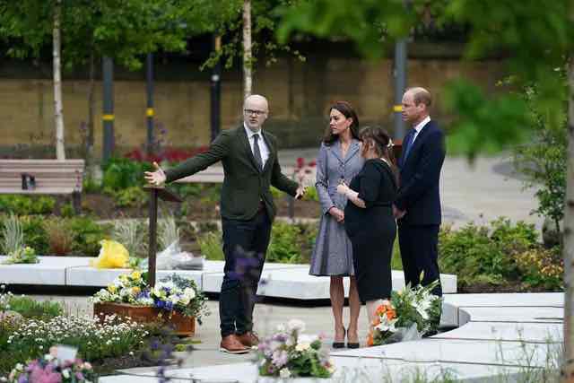 (Pangeran William dan Kate Middleton tampak berbicara dengan Andy Thomson dan Joanne Roney.)
