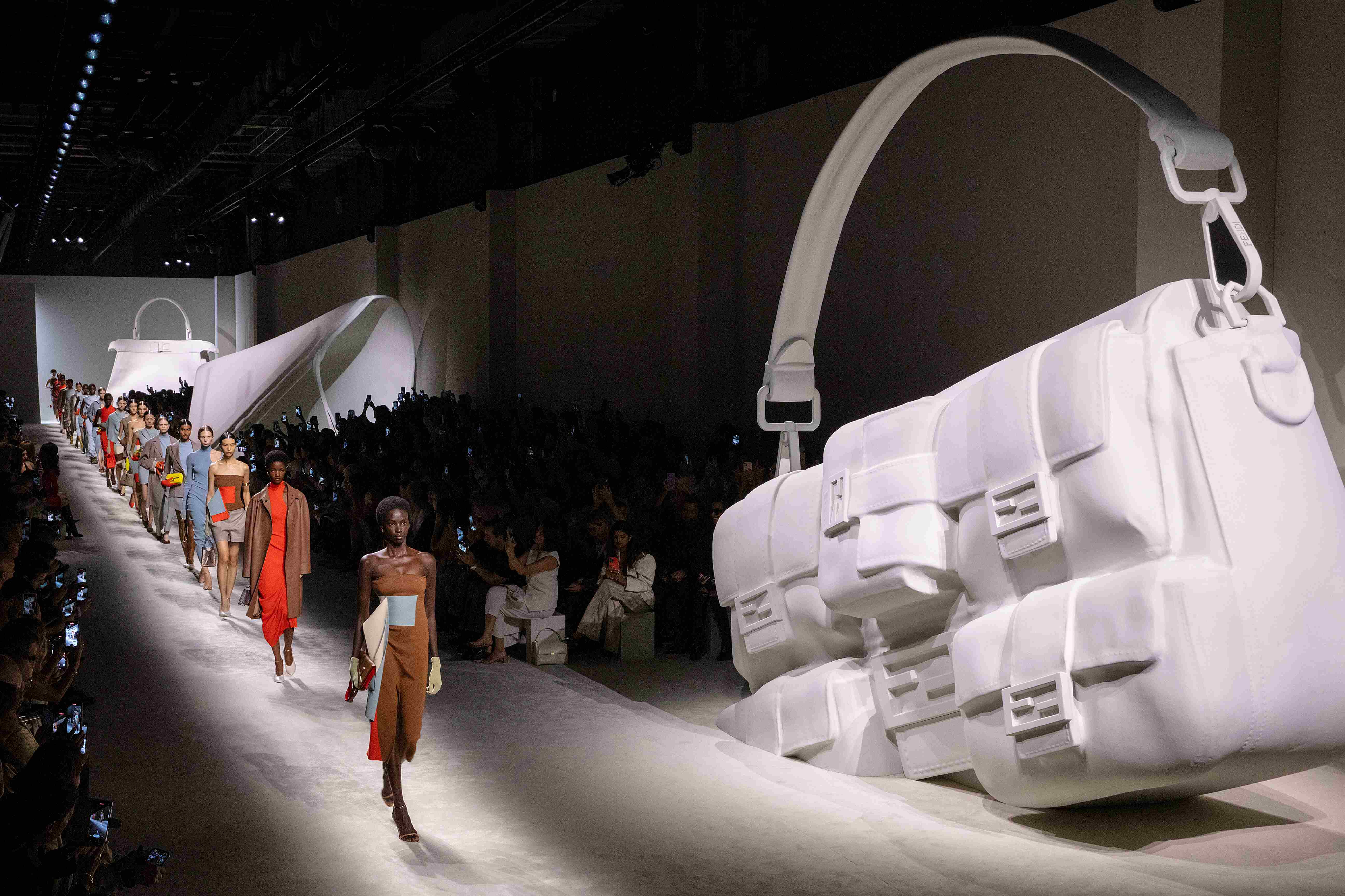 Menangkap Aura Wanita Roma di Fendi koleksi Spring/Summer 2024