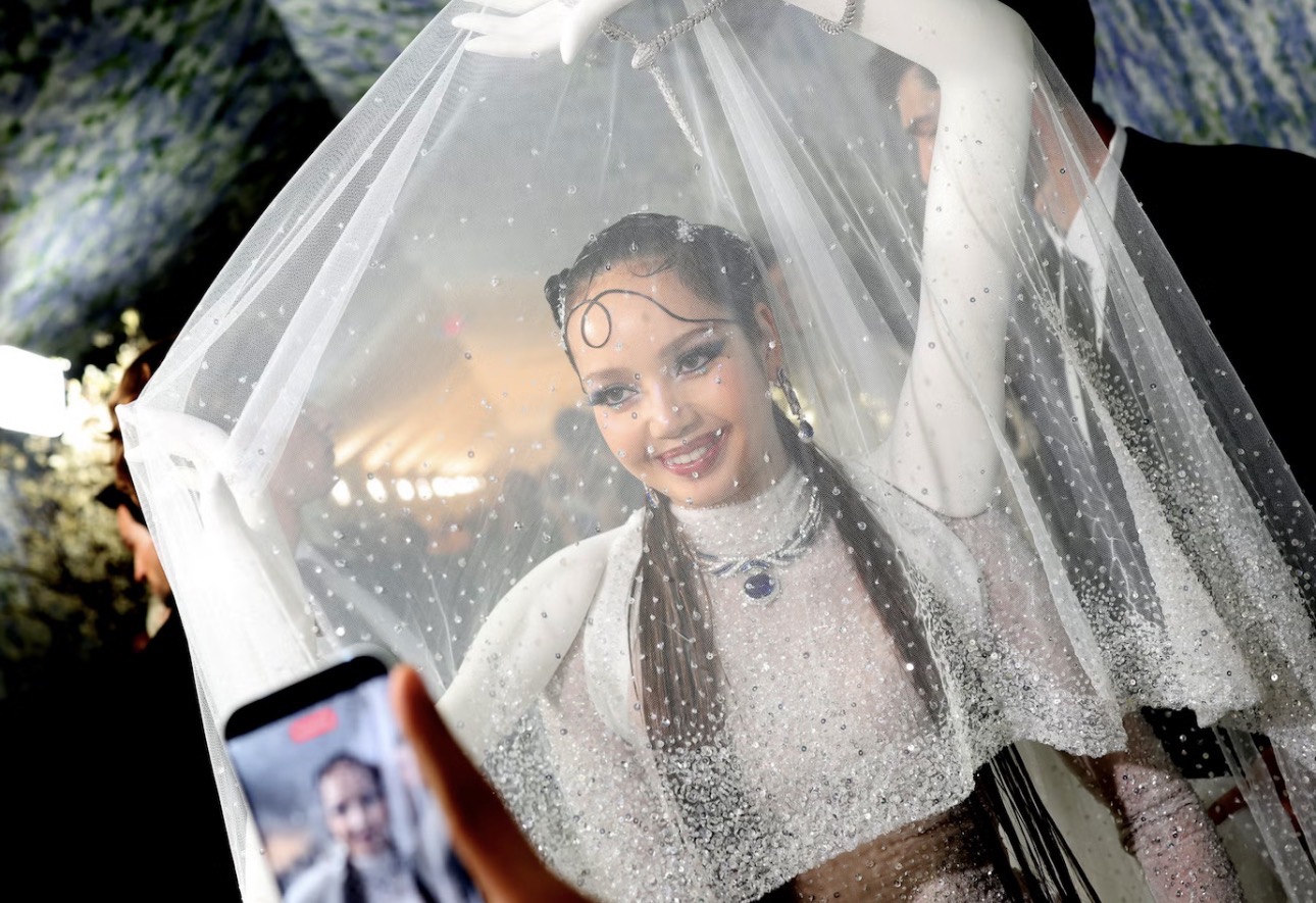 Tudung Transparan Lisa di Met Gala Ditopang oleh 
