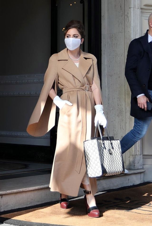 Lady Gaga Mengenakan Mantel Klasik dari Max Mara Saat Syuting di Milan