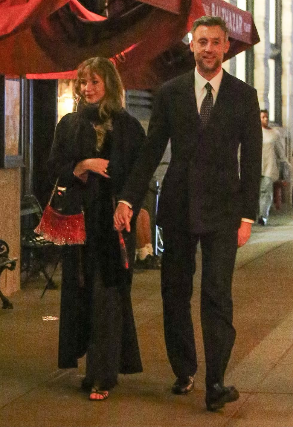 Jennifer Lawrence Bubuhkan Sentuhan Drama dengan Tas Red Ombr&eacute; pada Tampilan Kencan Malamnya