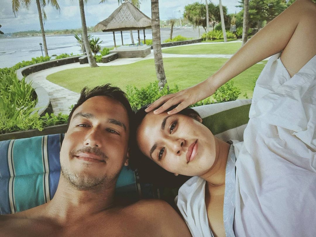 Tampil Santai, Raisa Kenakan Gaun Bermotif Floral Saat Bersama Sang Suami