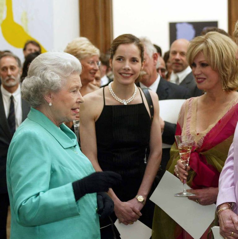 Ratu Elizabeth bertemu dengan Darcey Bussell dan Joanna Lumley di acara Royal Academy pada tahun 2002.
