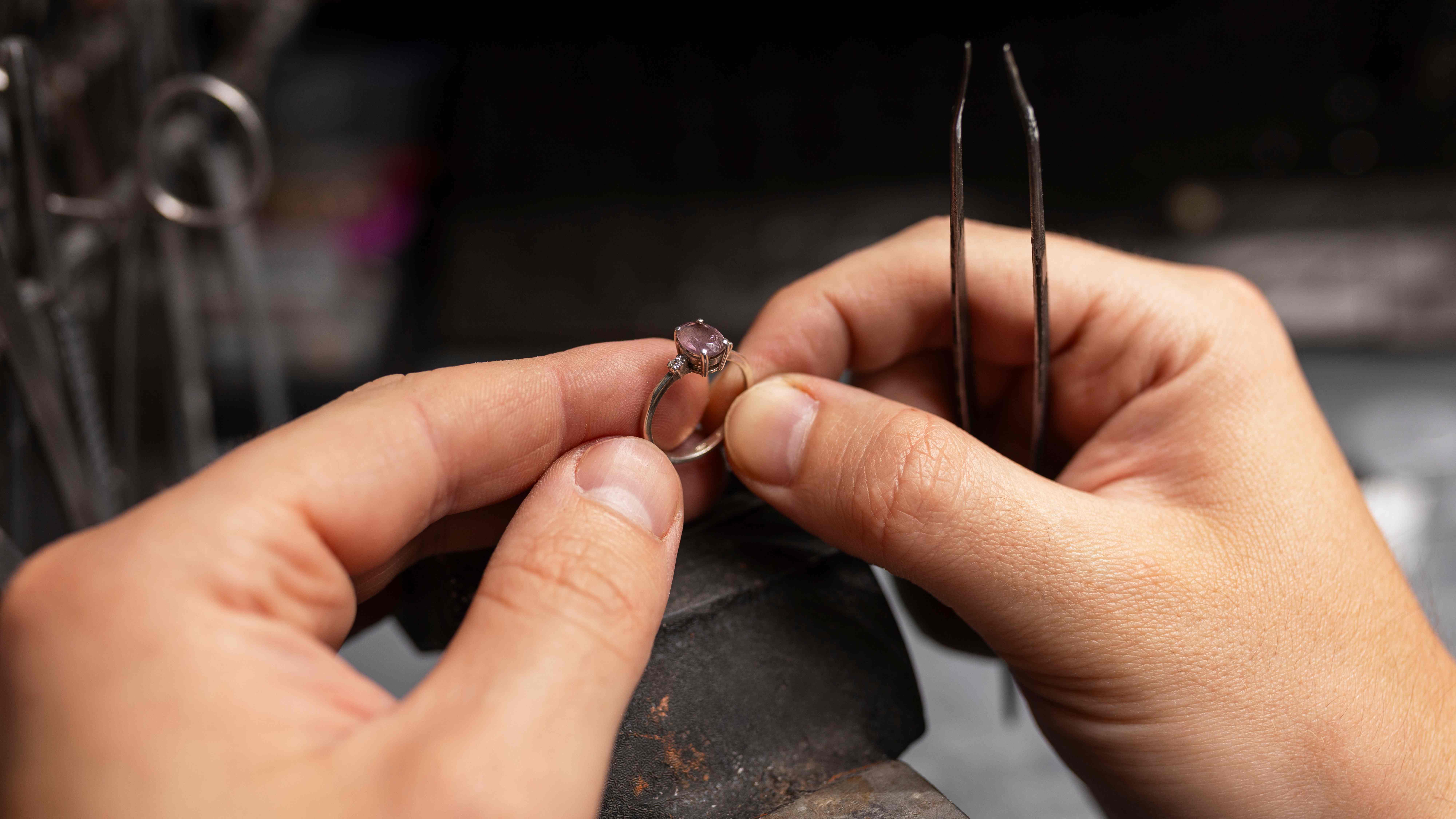 Cara Mengukur Lingkar Jari untuk Cincin dengan Benar