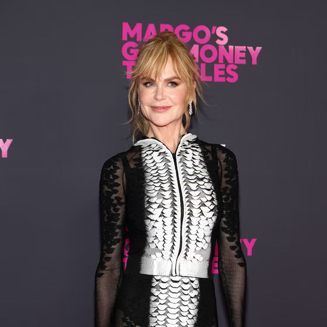 Gaun Transparan Nicole Kidman Memberikan Sentuhan Playful Pada Setelan Tuksedo