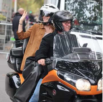 Emma Watson Tinggalkan Pertunjukan Miu Miu di Paris dengan Mengendarai Motor