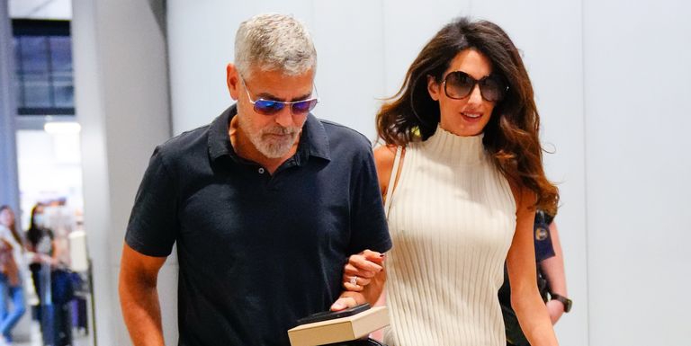 Amal Clooney Terlihat Anggun dan Kasual dalam Balutan Sleeveless Turtleneck