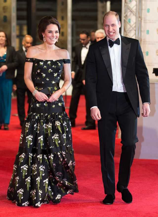 Kate Middleton lebih suka mengenakan penampilan yang lebih berani dari Alexander McQueen untuk acara malam.