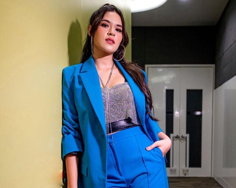 Raisa Kenakan Setelan Blazer dan Celana Panjang dengan Warna Berani