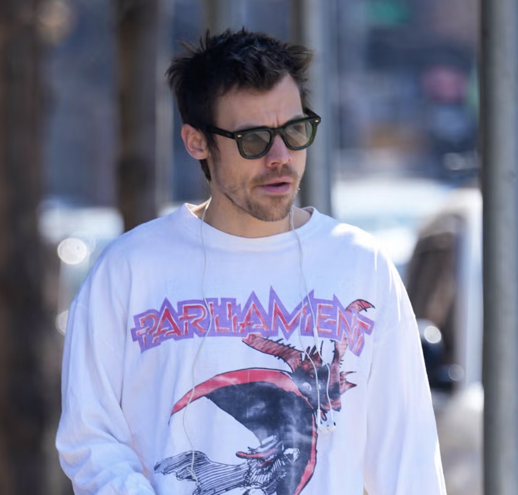 Lagi, Harry Styles Kenakan Item Vintage untuk Tampilan Errand Run Ala 1990-an di New York