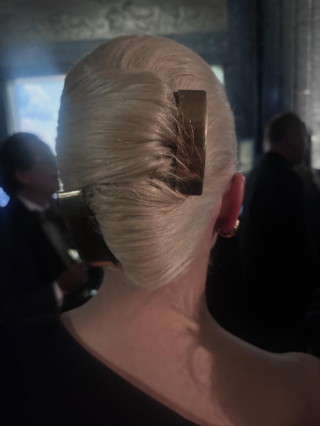 Kate Young menunjukkan gaya updo french twist