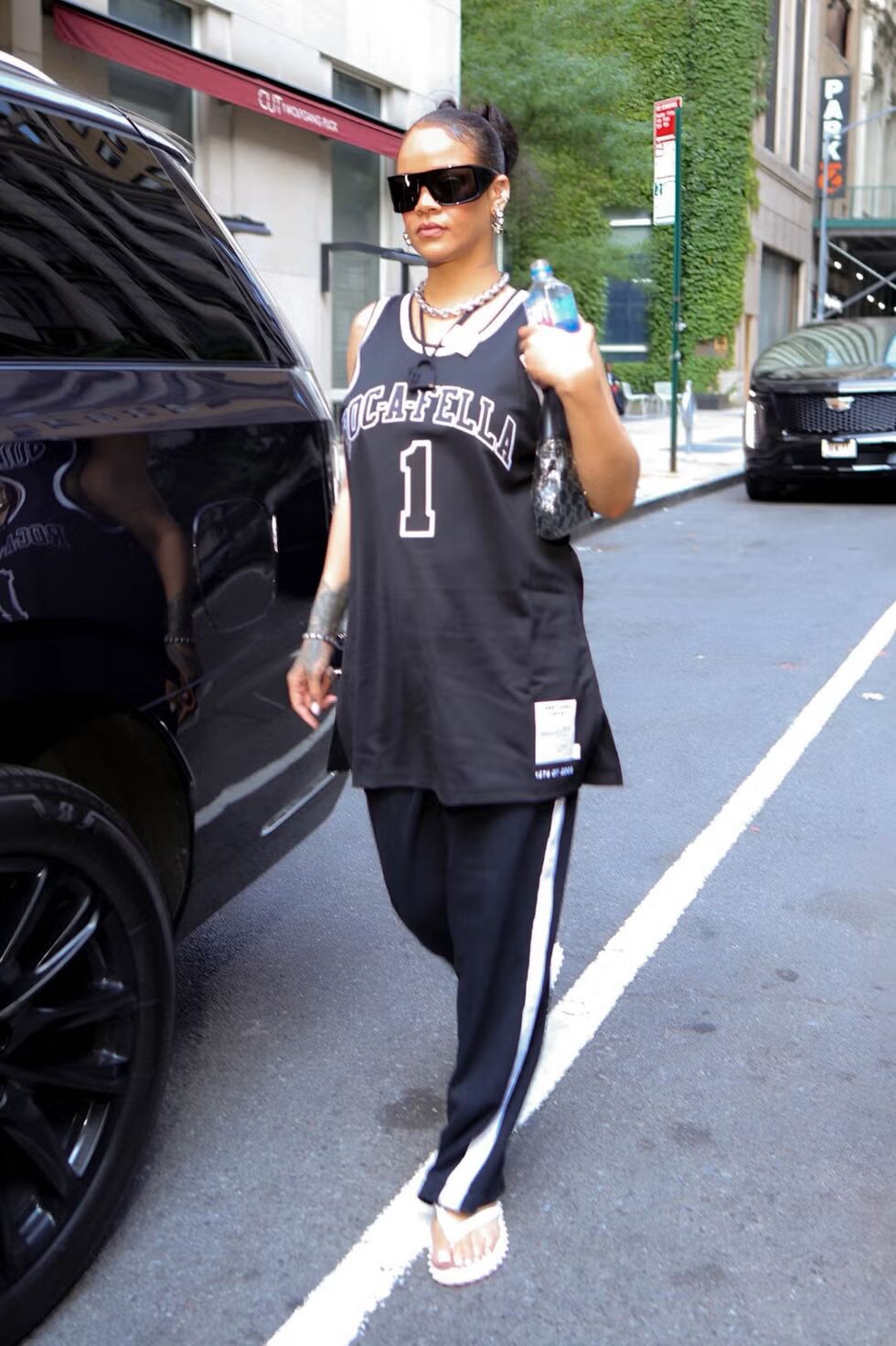 Rihanna Hadiri Konser Jay-Z di Yankee Stadium dengan Kenakan Jersey Penuh Makna