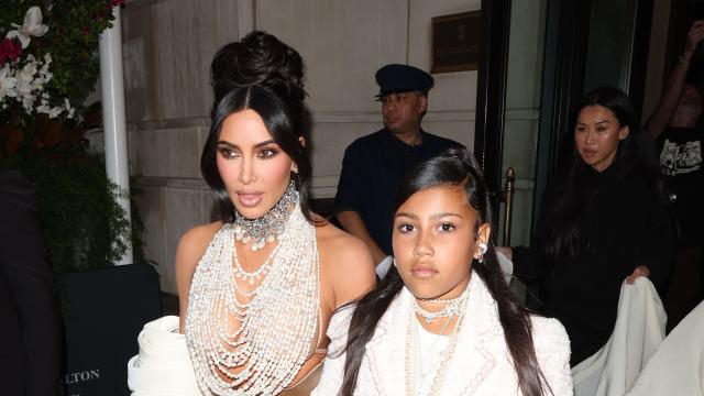 Kim Kardashian Memperingatkan Bahwa North Akan "Menipu Anda" di Stan Limun Miliknya