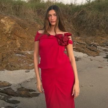 Hailey Bieber Tampil Memukau dengan Setelan Merah Sempurna untuk Liburan di Pantai