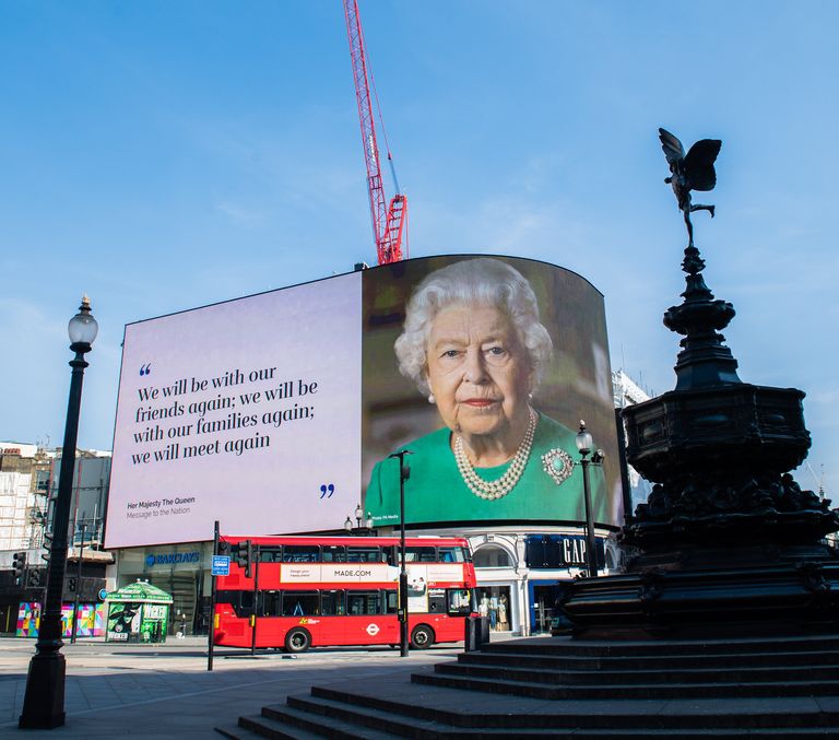 Gambar dan kutipan dari pidato Ratu mengenai virus corona pada April 2022 ditampilkan di seluruh London.