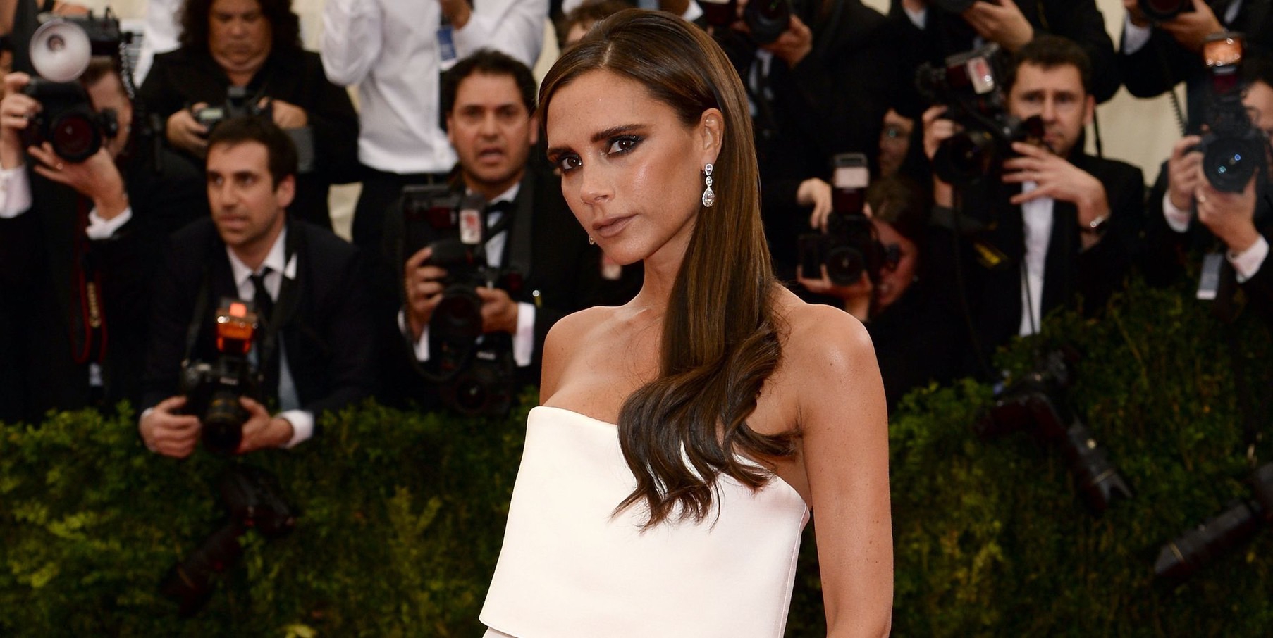 Victoria Beckham Membuktikan Bahwa Ia Masih Layak Menjadi 'Posh' Ketika Berkaraoke Lagu Spice Girls
