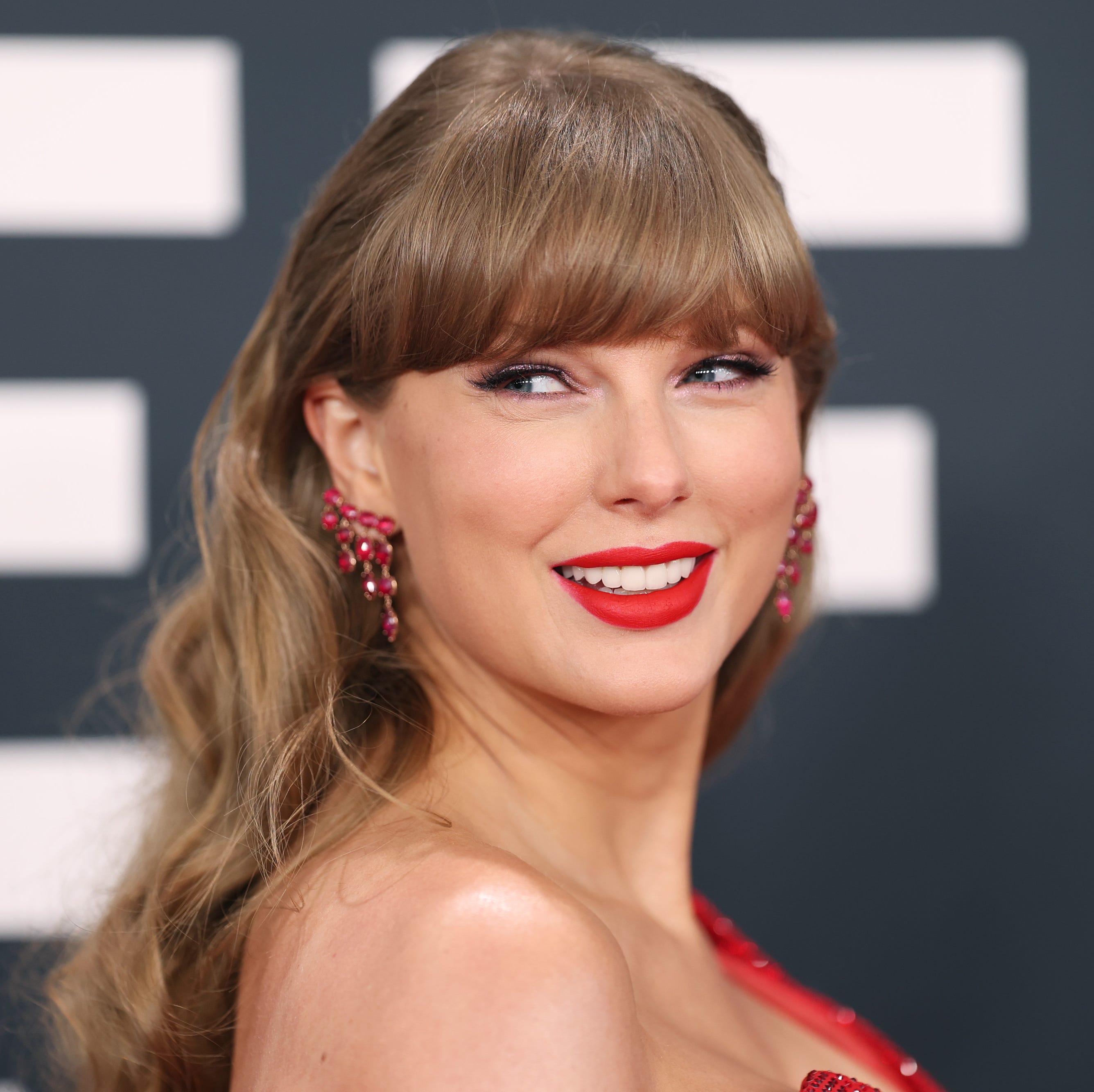 Aksesori Favorit Taylor Swift Ini Merupakan Persembahan untuk Sang Tunangan