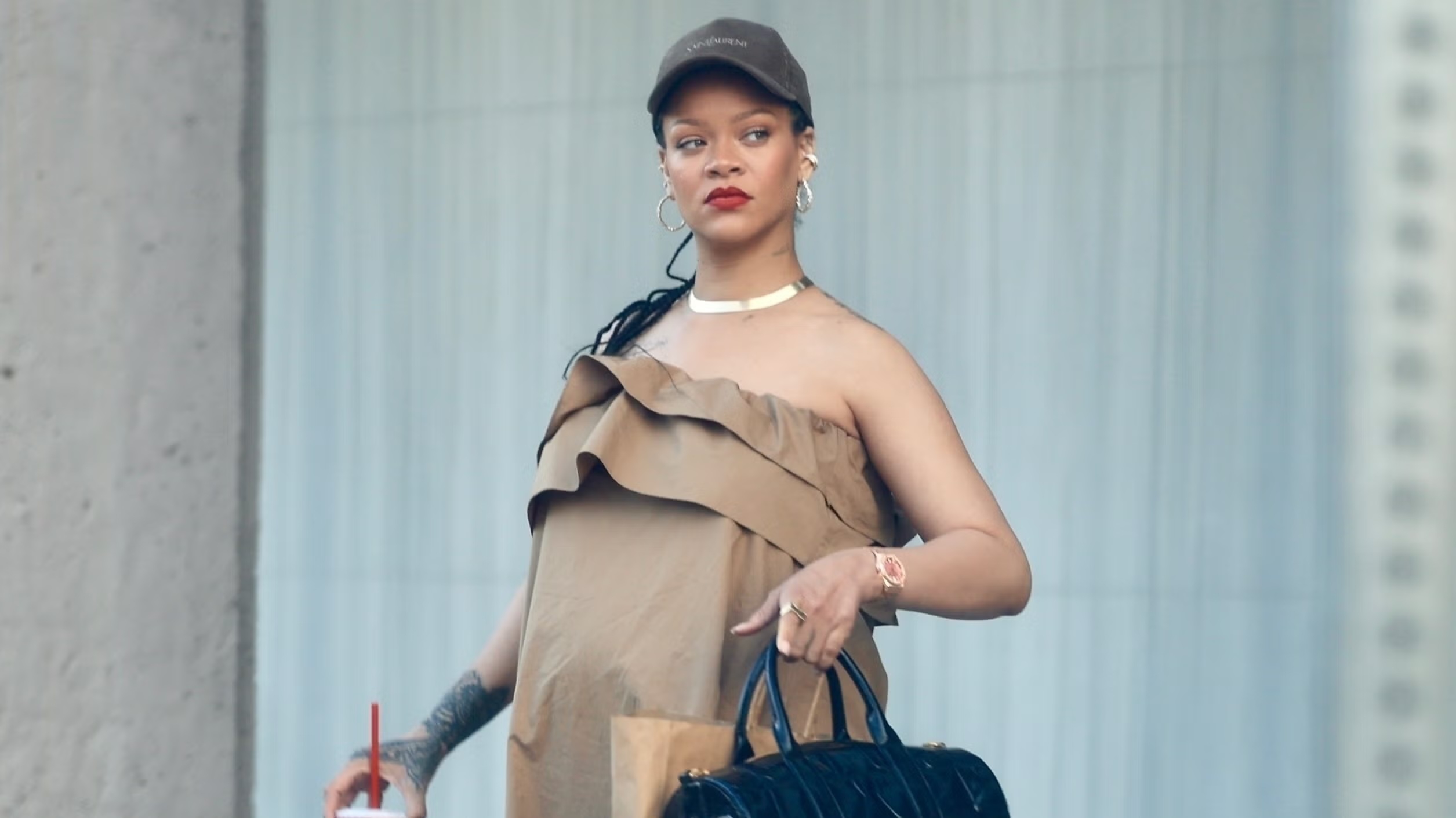 Rihanna Padukan Gaun Saint Laurent dengan Sneakers Nyaman Saat Mampir ke Restoran Cepat Saji