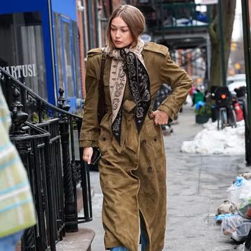 Gigi Hadid Memadukan Bahan Suede Berlapis-lapis untuk Tampilan Musim Dingin yang Sempurna ala Model-Off-Duty