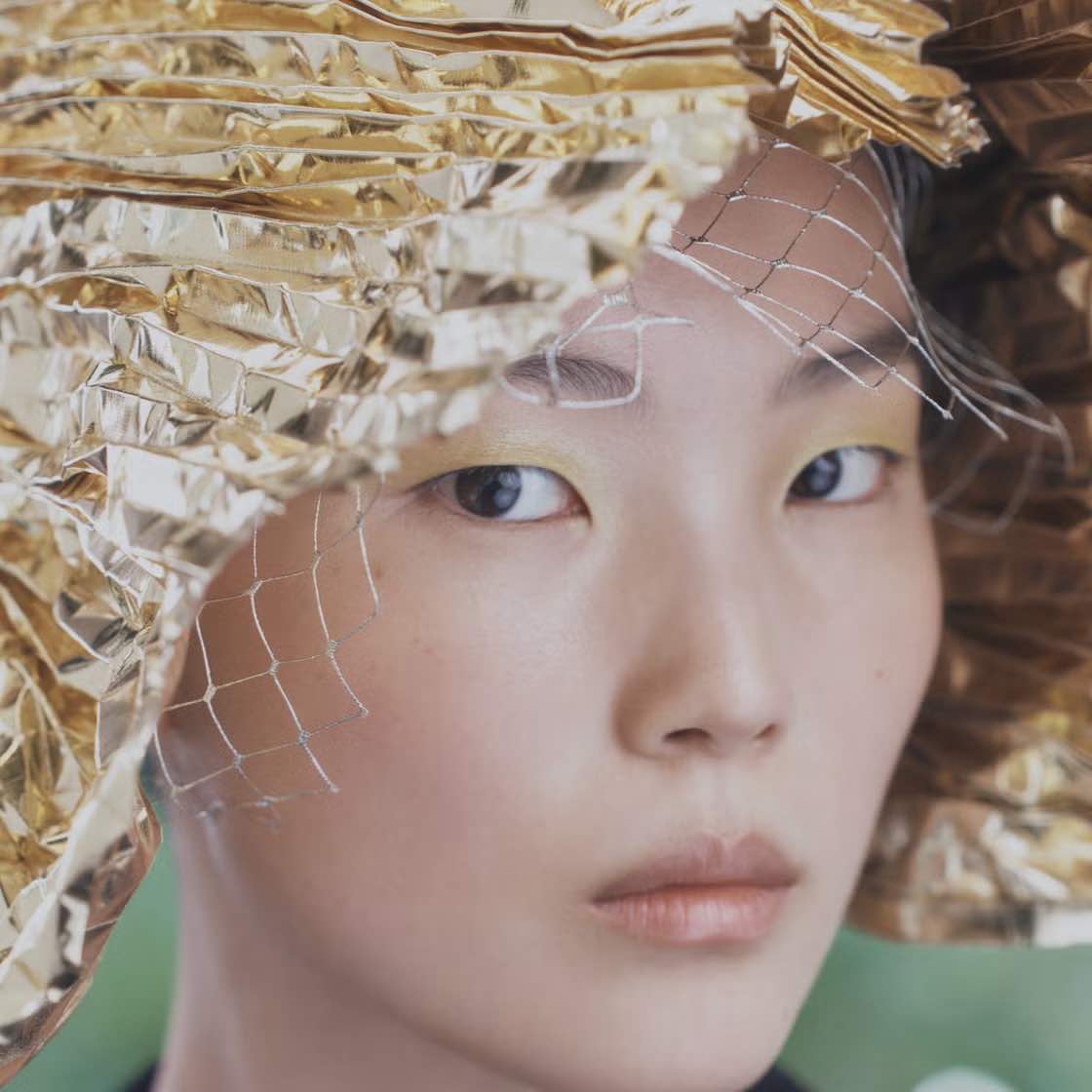 Bagaimana Eyeshadow Hijau Metalik Jadi Sorotan di Dior Couture 2026