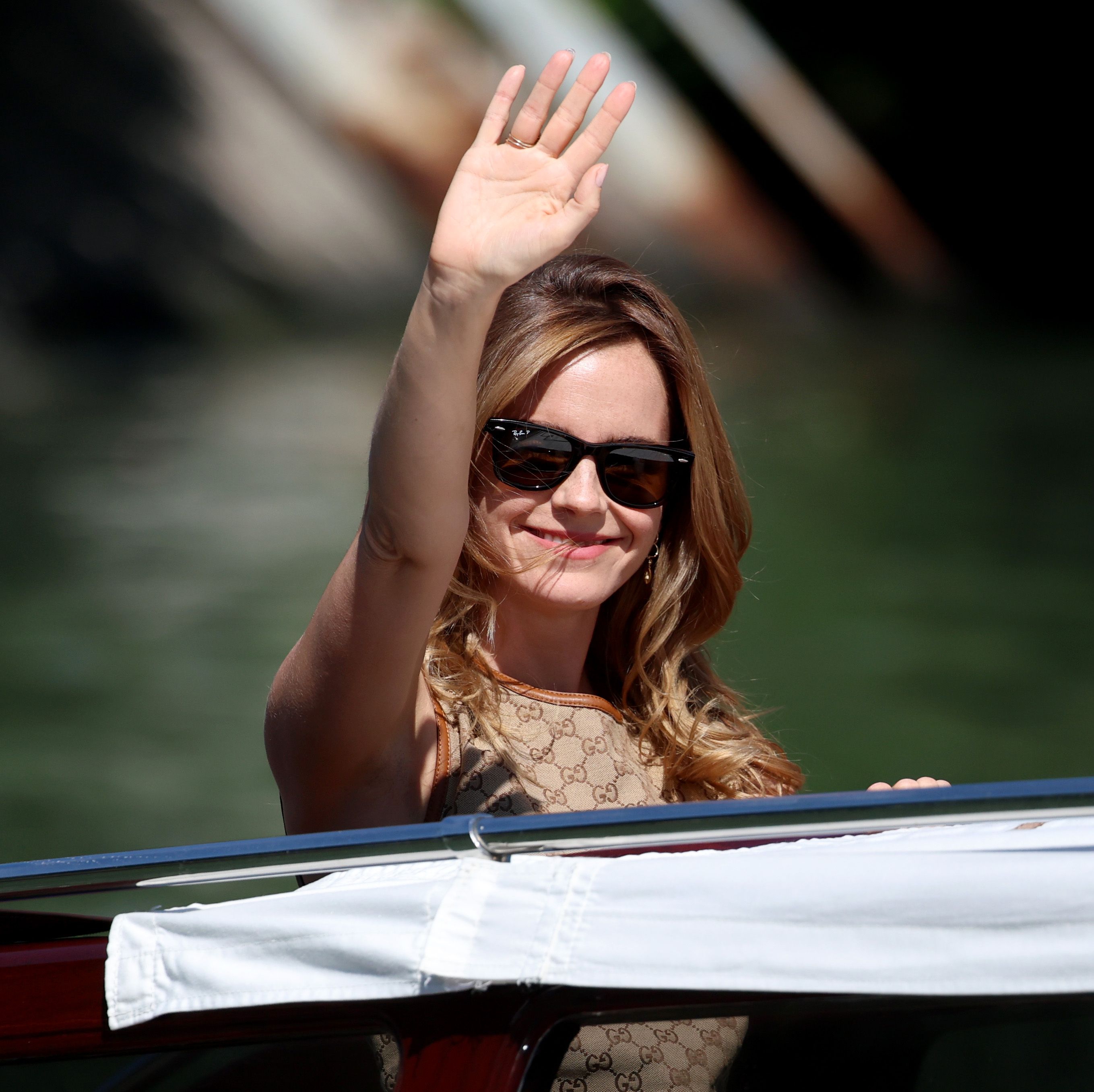 Emma Watson Kenakan Gaun Model Shift yang Khas dari Era '60-an di Festival Film Venesia