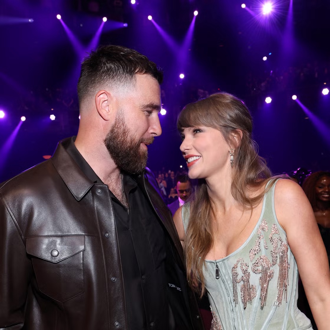 Travis Kelce Pertama Kali Terlihat Mengenakan Cincin Pernikahannya!