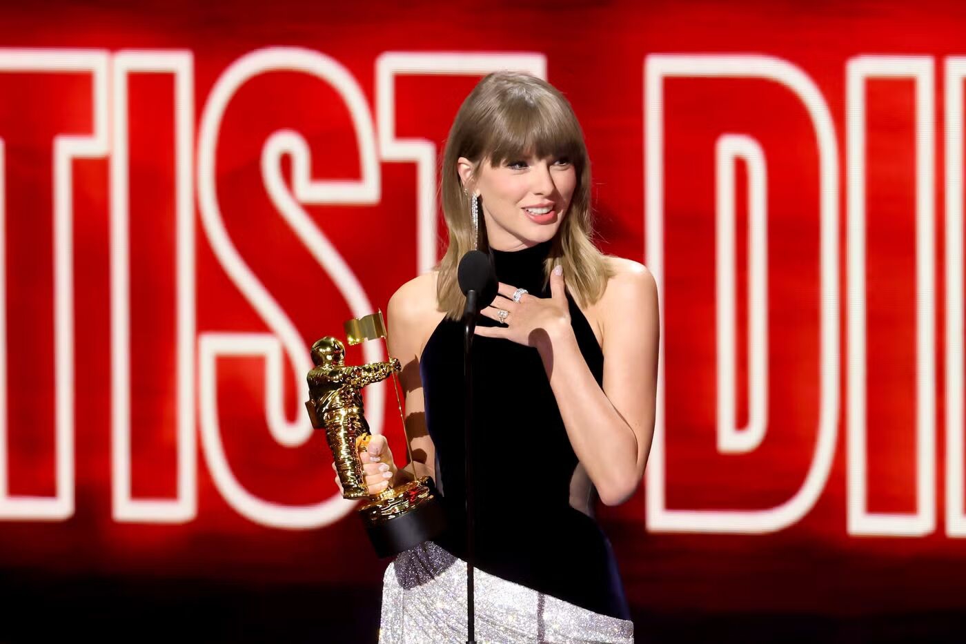 VMAs Memperlihatkan Lebih Dekat Cincin Pernikahan Taylor Swift