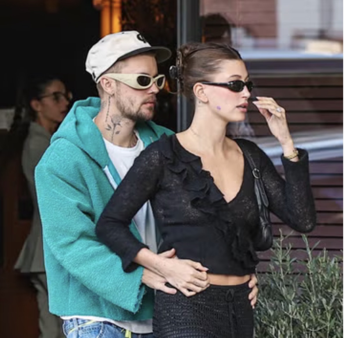 Hailey dan Justin Bieber Mengenakan Dua Gaya Sandal Slides Saat Jalan Santai Penuh Kemesraan