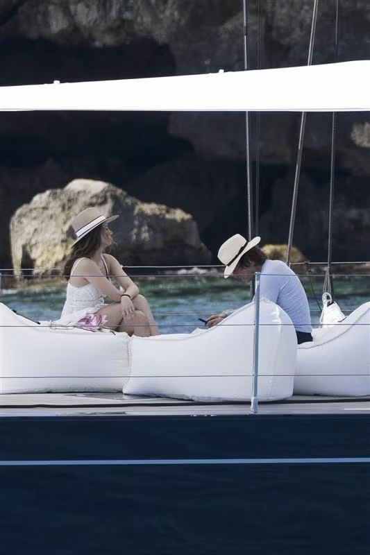 Tom Cruise dan Ana de Armas Nikmati Waktu Bersantai di Atas Yacht di Spanyol
