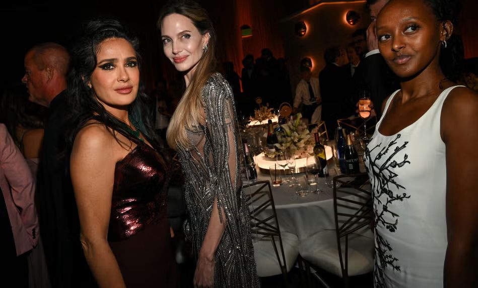 Angelina Jolie dan Salma Hayek Tampilkan Kontras Saat Berada di Bandara
