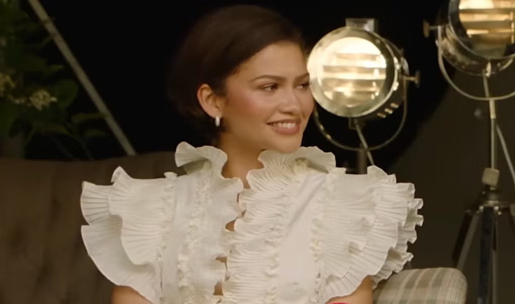 Zendaya Tampil Total dengan Tren Ruffle, Busana Berenda yang Baru Saja Dipamerkan di Atas Panggung Peragaan Busana